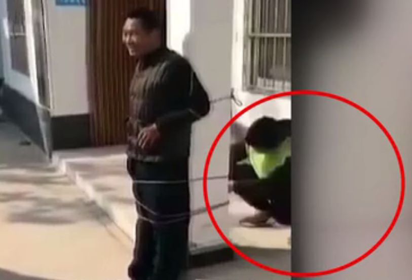 一村民多次不戴口罩出门被捆墙上,之后.