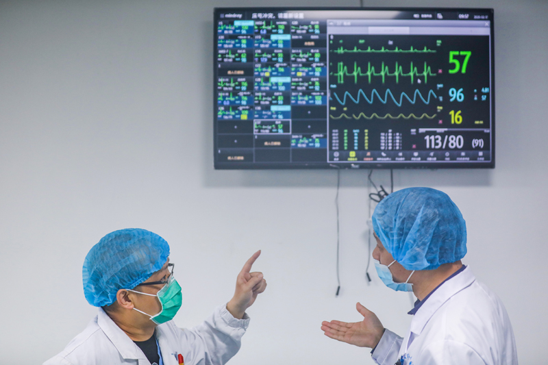 全民战疫｜武汉金银潭医院：医护夫妻以车为家