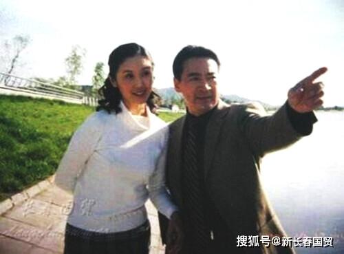 66岁寇振海与妻子同框照曝光，看不出21岁的年龄
