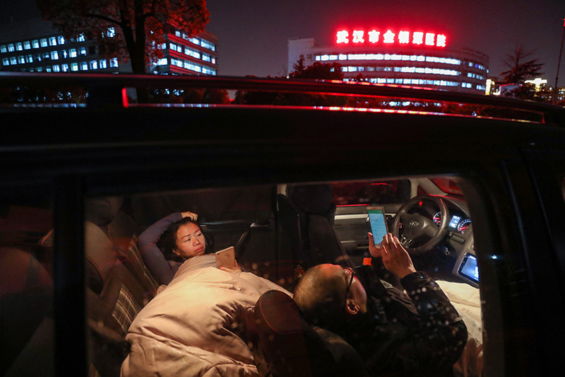 全民战疫｜武汉金银潭医院：医护夫妻以车为家