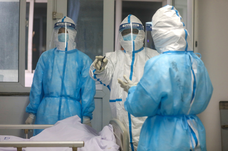 全民战疫｜武汉金银潭医院：医护夫妻以车为家