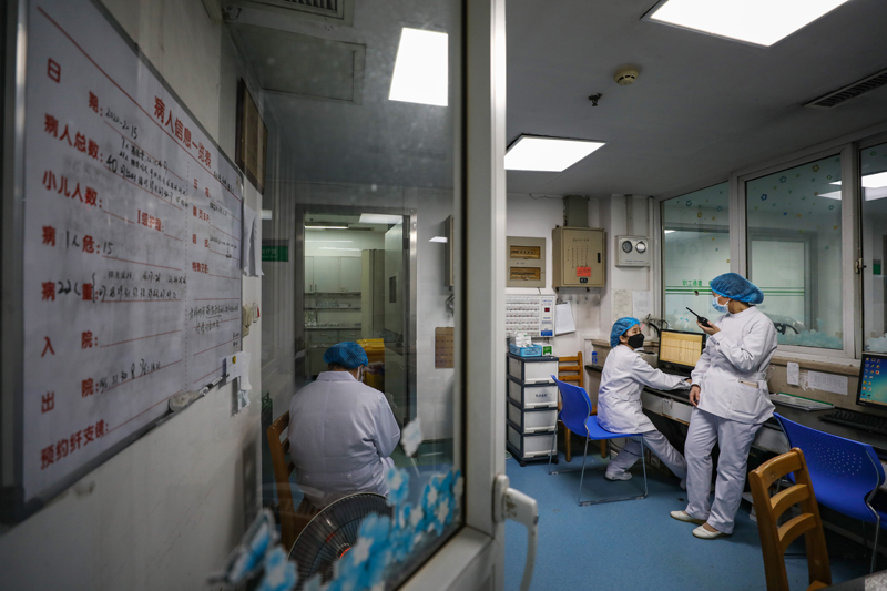 全民战疫｜武汉金银潭医院：医护夫妻以车为家