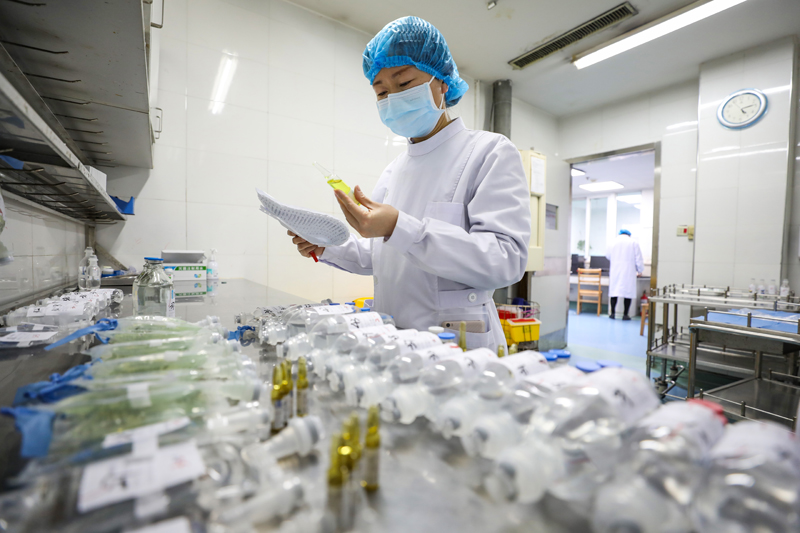 全民战疫｜武汉金银潭医院：医护夫妻以车为家