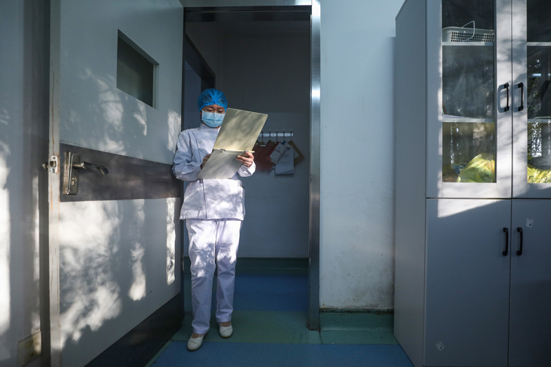 全民战疫｜武汉金银潭医院：医护夫妻以车为家