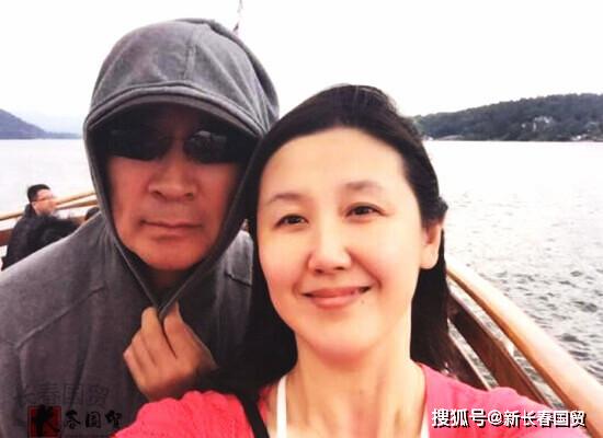 66岁寇振海与妻子同框照曝光，看不出21岁的年龄