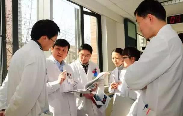 原创被称是第二个钟南山，高三保送上海医科大学，曾3次与病毒交手