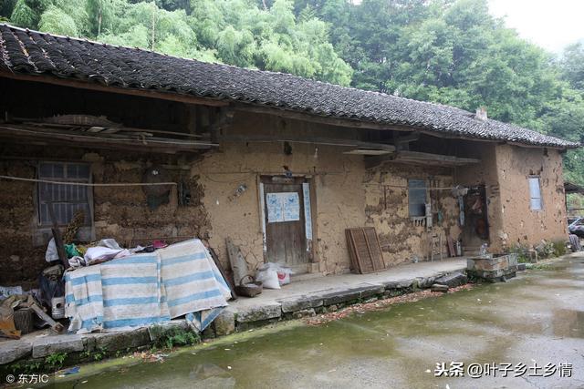 秦岭深山:废弃的农村老房子,土墙上电表竟然还走着电