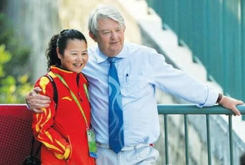 世界冠军嫁给大11岁的外国离异老头，伴娘竟是丈