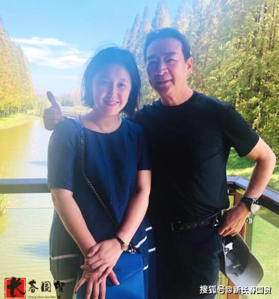 66岁寇振海与妻子同框照曝光，看不出21岁的年龄