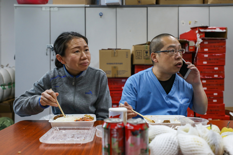 全民战疫｜武汉金银潭医院：医护夫妻以车为家