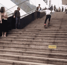 搞笑gif趣图:哥们,喝不下就不要勉强,你这样做太浪费了!