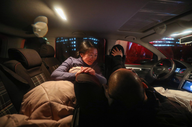 全民战疫｜武汉金银潭医院：医护夫妻以车为家