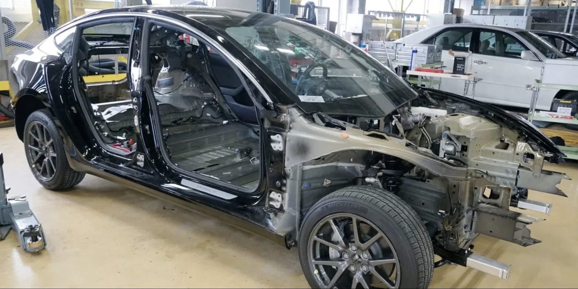 特斯拉model 3被拆解,报告称在电子系统方面领先丰田大众六年