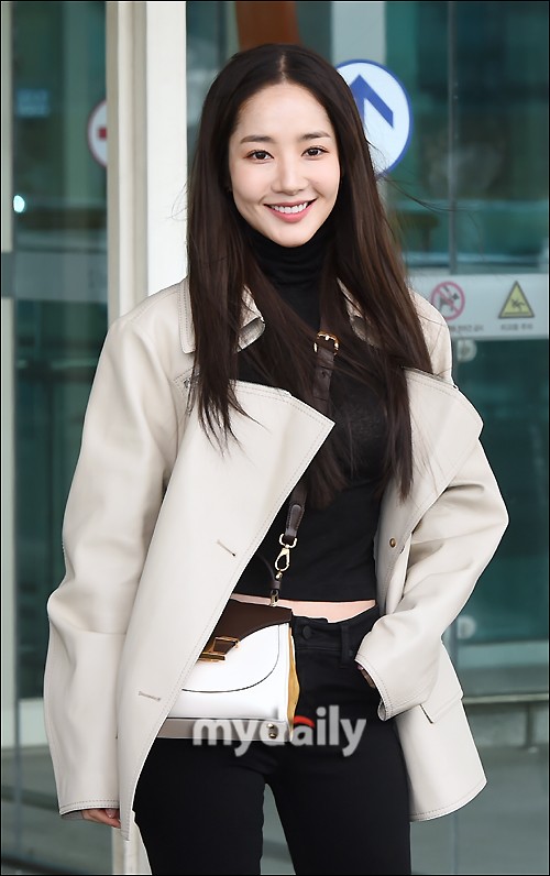 1/ 12 搜狐韩娱讯 2月19日下午,韩国女艺人朴敏英为出席时装秀,从