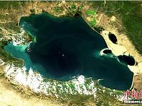 卫星“回眸”青海湖：或千里冰封 或宛如碧玉
