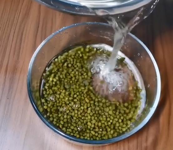 第二步:用清水把绿豆浸泡一个晚上用清水清洗几遍,把浮起来的绿豆也