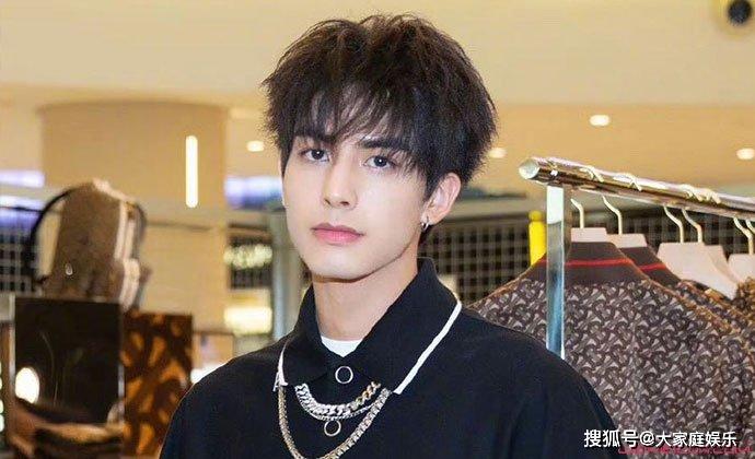 宋威龙全家福曝光 全家颜值好高网友喊话宋威龙姐姐出道