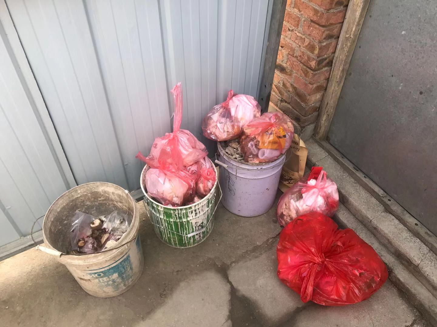 从武汉返乡后被封门18天：有人扔砖头，有人偷送菜