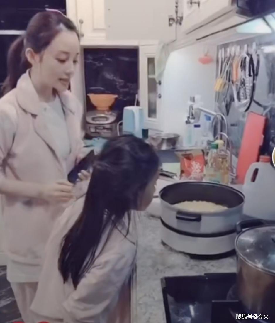 李小璐罕见秀厨艺，被油吓到后退三尺尖叫连连