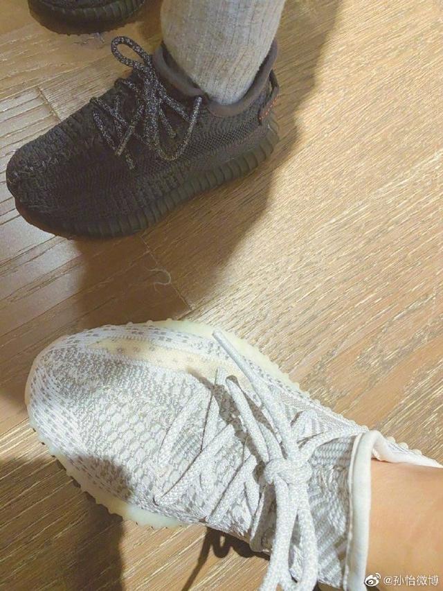 董子健抱2岁女儿读书，意外曝光高层豪宅，无敌