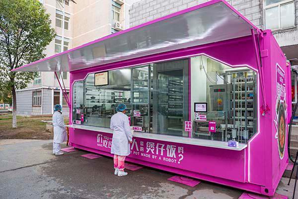 碧桂园武汉开启机器人做饭，1小时100份煲仔饭该