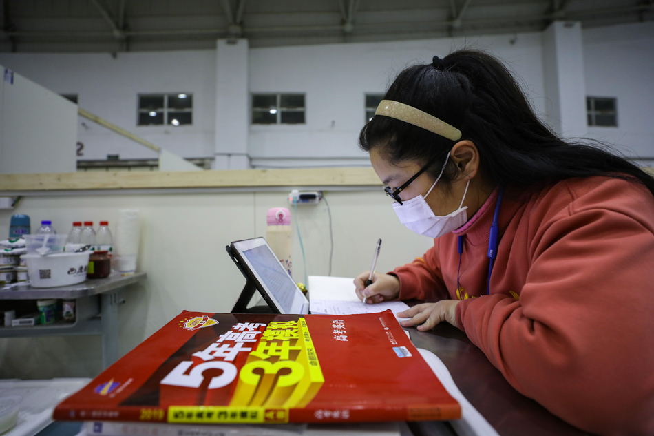 全民战疫｜高考女孩：“六月快到了，在方舱也不能放松学习”