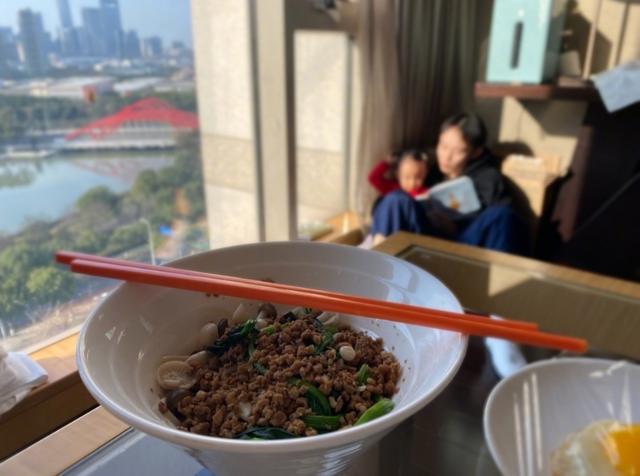 董子健抱2岁女儿读书，意外曝光高层豪宅，无敌