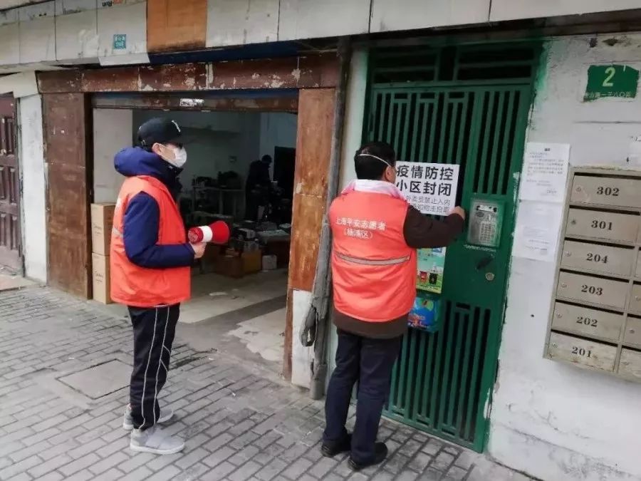 2月13日,辽昆居民区疫情防控值守人员与正欲进入小区的一位居民交流