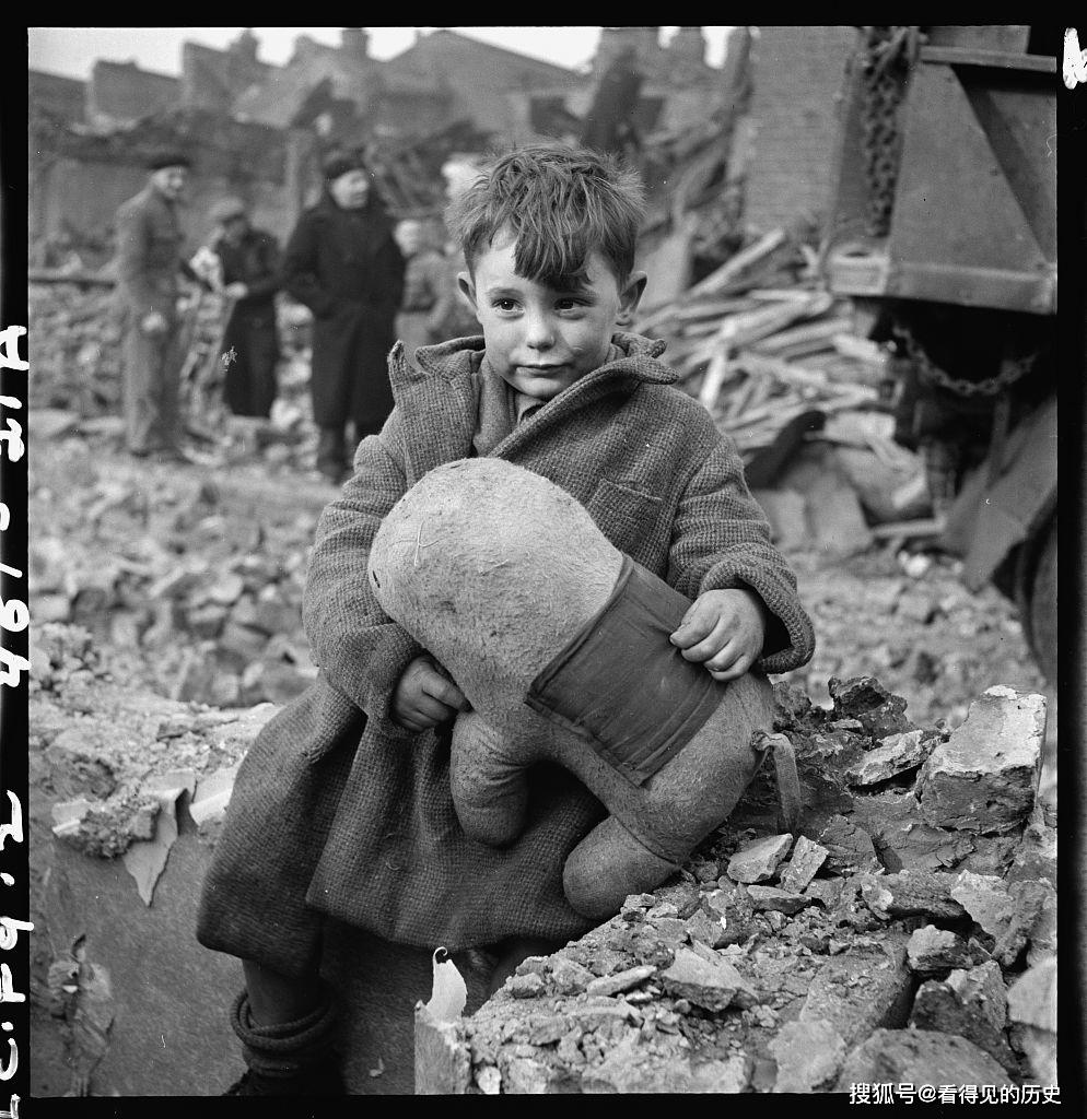 原创二战老照片伦敦大轰炸中躲避战火的儿童那些可怜的小孩