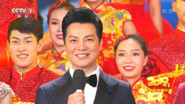 他连续主持五次春晚仍常被人认错 只因和鲁豫撞