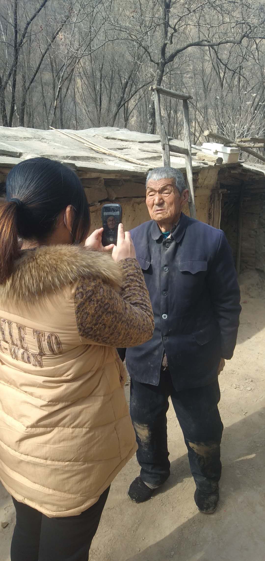 子洲裴家湾镇上门帮助行动不便,刷脸困难老人办理年检