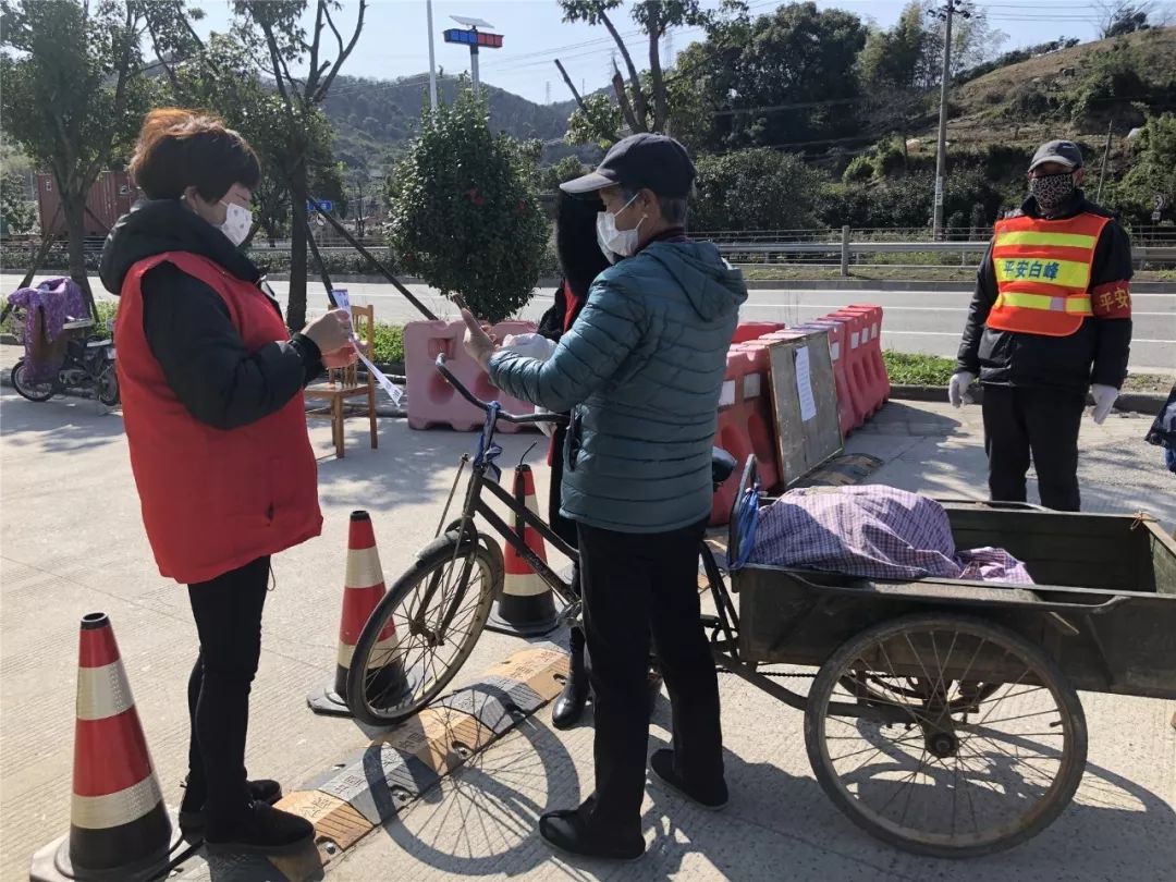 进行体温测量及二维码验证70白峰村村民自觉注册甬行码跑在了最前面