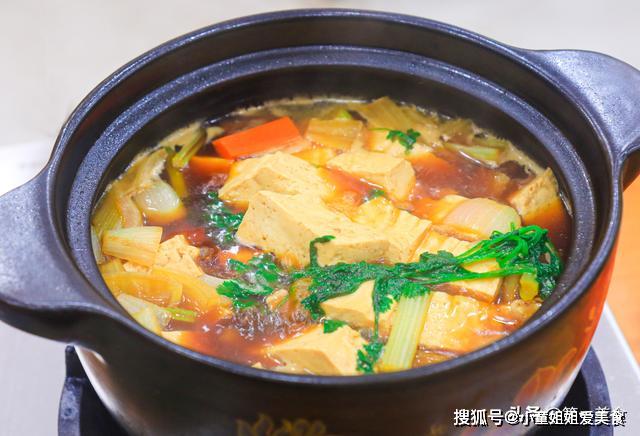 豆腐扔进砂锅里面焖,厨师长教你一道懒人砂锅菜,热乎入味