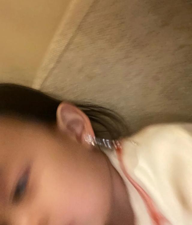 董子健抱2岁女儿读书，意外曝光高层豪宅，无敌