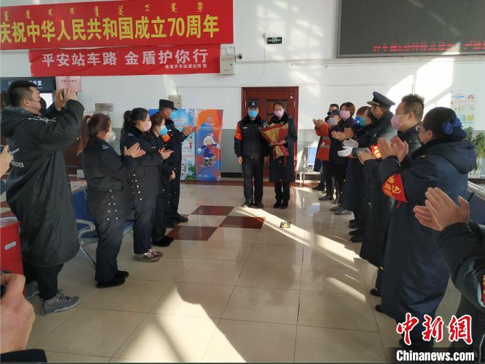 中国铁路人疫情下的车站婚礼：“10分钟，记一生