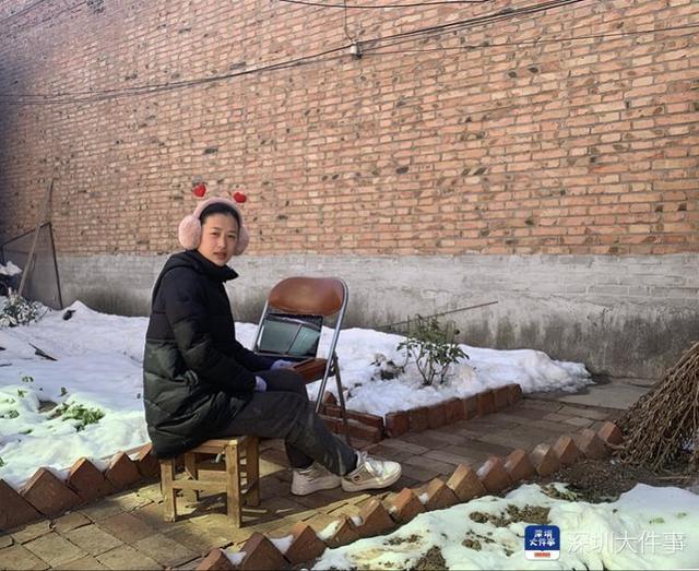 深圳教师在河南老家蹭邻居网络，雪地里为学生开直播课
