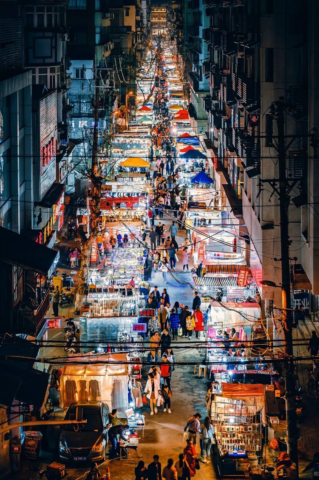 21:00 _  保成路,司门口…… 三镇各大夜市人来人往,好不热闹.