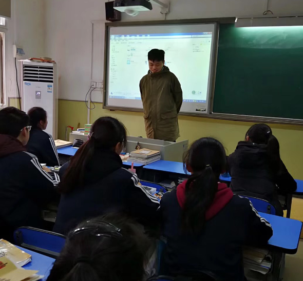 武汉90后老师骑行上千公里送药500户