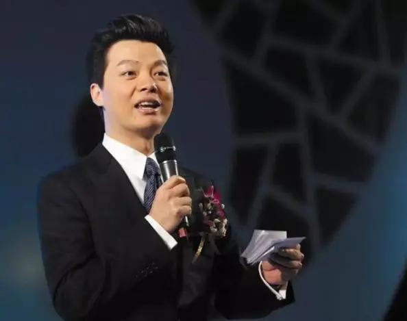 他连续主持五次春晚仍常被人认错 只因和鲁豫撞