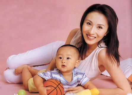 央视气象名嘴裴新华，曾是新闻联播实习生，嫁理工男生子回归家庭