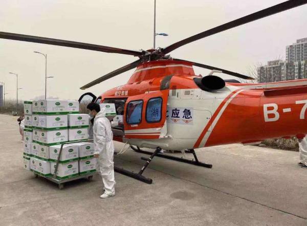 战疫者｜七千件防护服捐赠人：医护是在拿命续