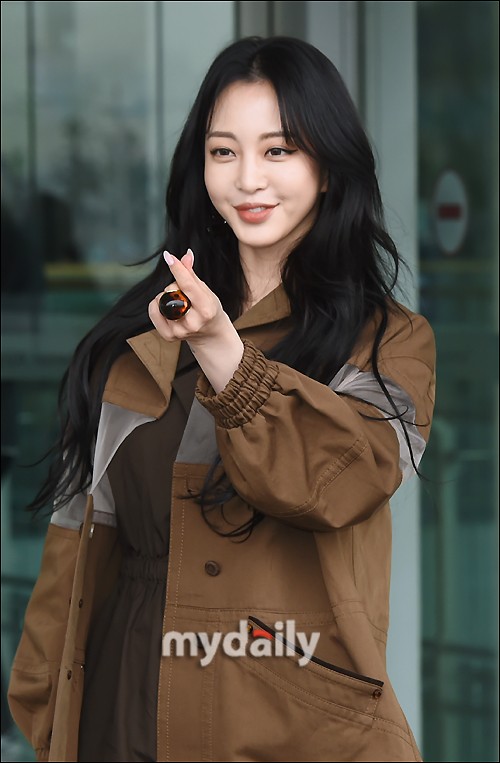 韩艺瑟意大利出席时装秀 机场大秀白皙修长美腿