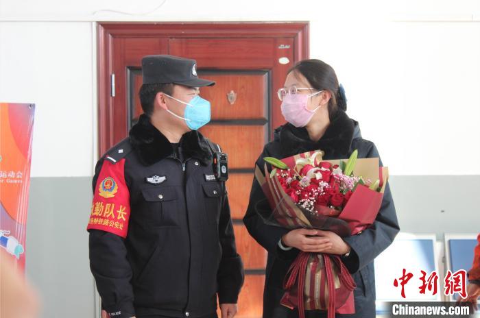 中国铁路人疫情下的车站婚礼：“10分钟，记一生