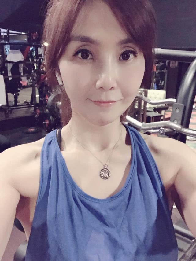 51岁女神主播弃16年婚姻与小鲜肉开房？坦言早已