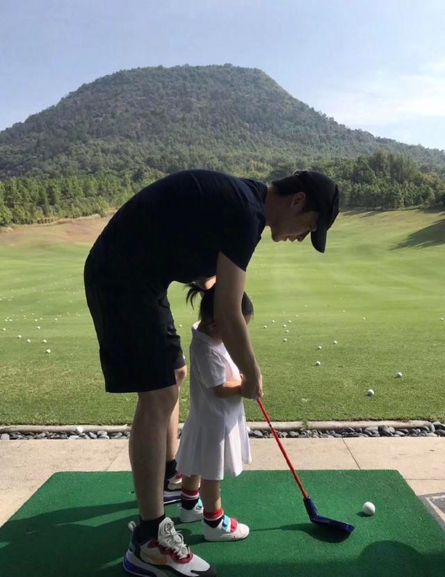 董子健抱2岁女儿读书，意外曝光高层豪宅，无敌