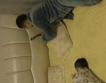 “卑微宝宝”抱大腿睡觉，爸爸下意识的动作，网友：等着跪搓衣板