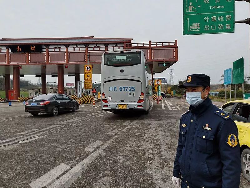 南充高坪高速路收费站 非川r的车牌都要登记!