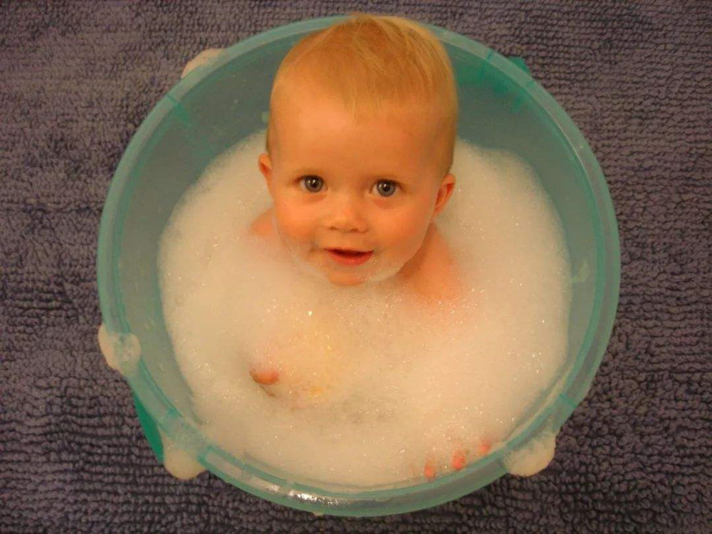 [糖果妈妈]原创妈妈给宝宝洗澡像做SAP，爸爸帮忙把娃当玩具，如何洗澡才安全？