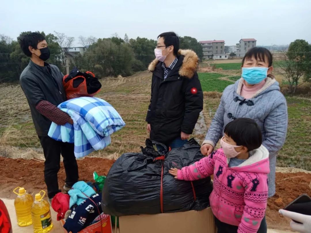 安义县东阳镇东阳村低保户刘健长,夫妻都为残疾人,有三个年幼的孩子.