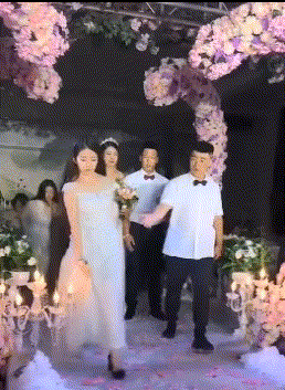 爆笑GIF：婚礼上发生这一幕，真的很尴尬_女生